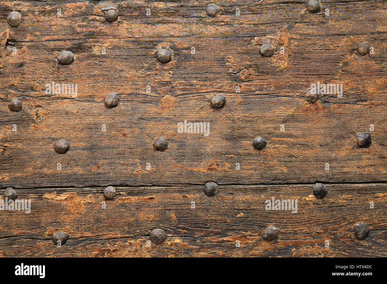 Frammento di un antico in legno porta con ornamenti di ferro Pavia, Italia Foto Stock
