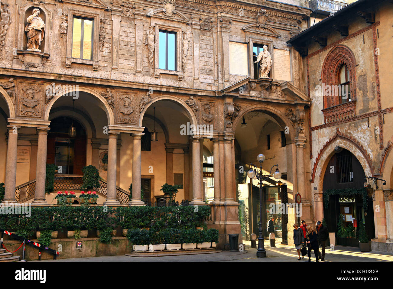 Milano, Italia - 12 novembre 2013: Antiquariato Piazza dei Mercanti a Milano nel mese di novembre 12, 2013. Foto Stock