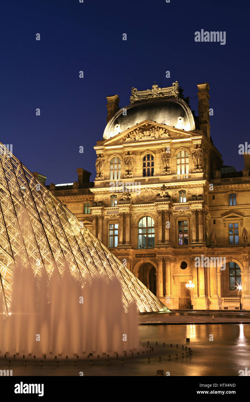Parigi, Francia - Marzo 20,2013: museo del Louvre al tramonto su Marzo 20, 2013 a Parigi. Questa è una delle destinazioni turistiche più popolari in Francia displa Foto Stock