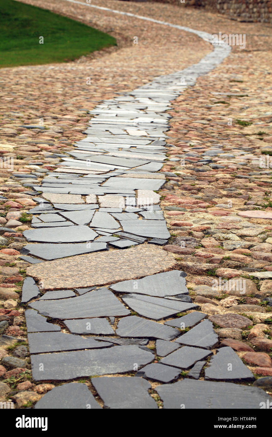 Sentiero in pietra al vecchio castello. Vilnius, Lituania. Foto Stock