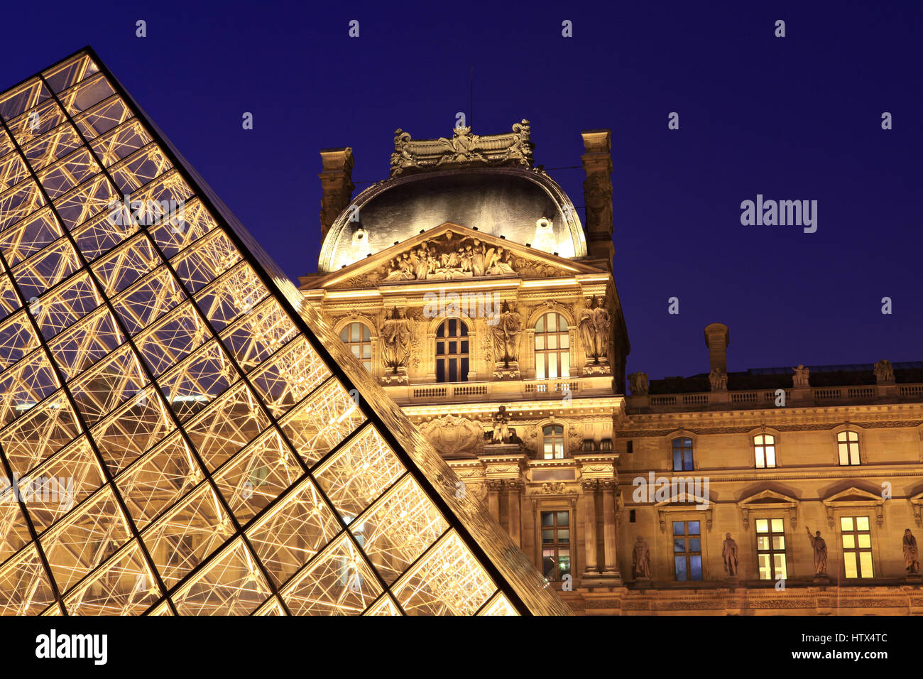 Parigi, Francia - Marzo 20,2013: museo del Louvre al tramonto su Marzo 20, 2013 a Parigi. Questa è una delle destinazioni turistiche più popolari in Francia displa Foto Stock