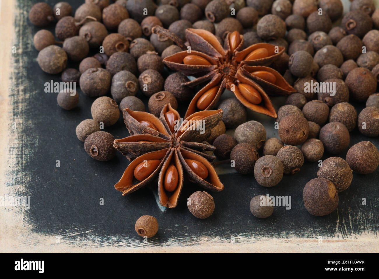 Un assortimento di spezie aromatiche - anice stellato,pepe sulla tabella. Foto Stock