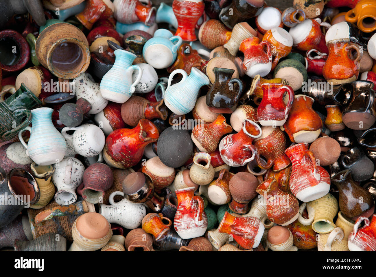 Vasi fatti a mano in un mercato di strada Foto Stock