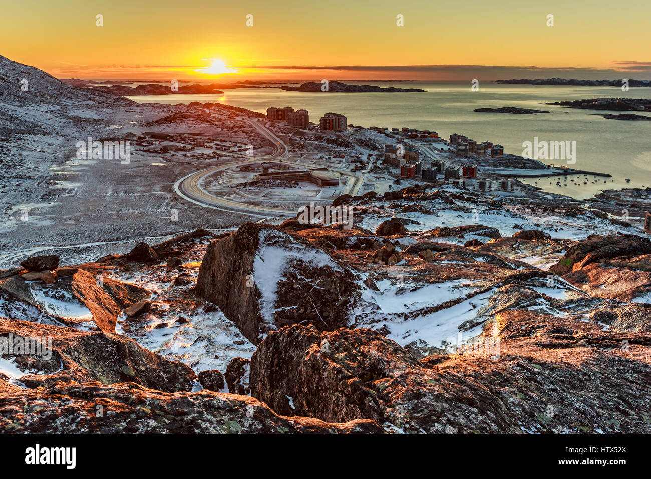 Bellissimo tramonto polare, vista dalla collina di Nuuk fjord e nuovo sobborgo della città, la Groenlandia Foto Stock