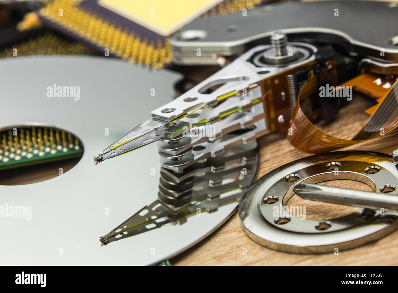 Piatto, braccio attuatore ed asse con attuatore del disco rigido smontato con in PC service Foto Stock