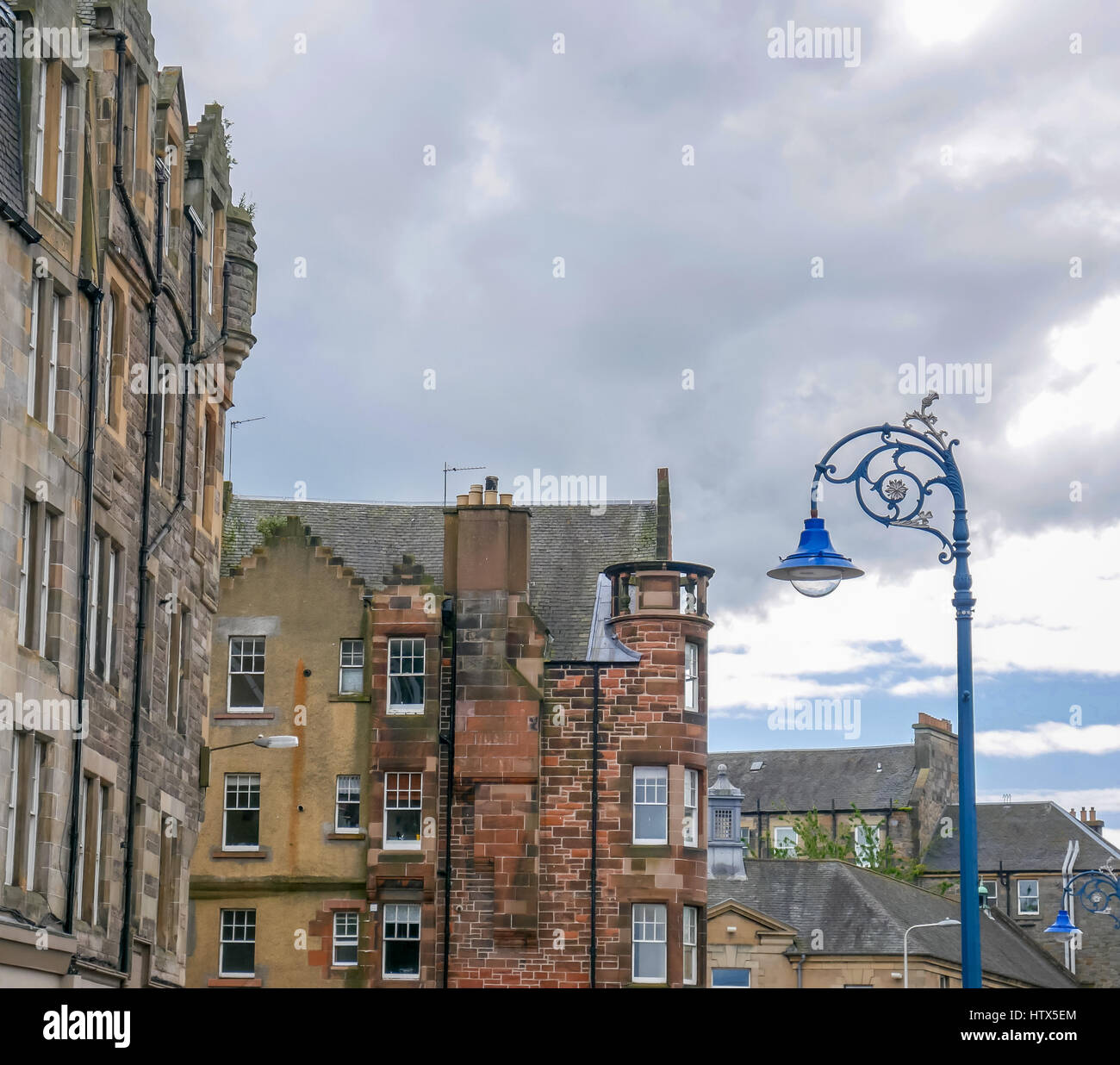 Vecchia lampada decorativa post e tenement edifici, la Riva, Leith, Edimburgo, Scozia, Regno Unito Foto Stock