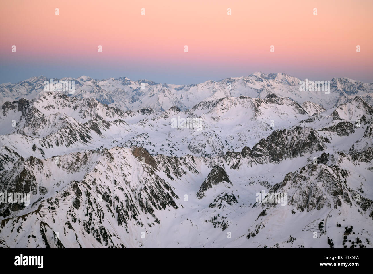 Inverno spettacolare tramonto dalla cima del Pic du Midi Pirenei francesi, al di sopra del Grand Tourmalet. Incredibile giallo e arancione cielo attraverso le montagne Foto Stock
