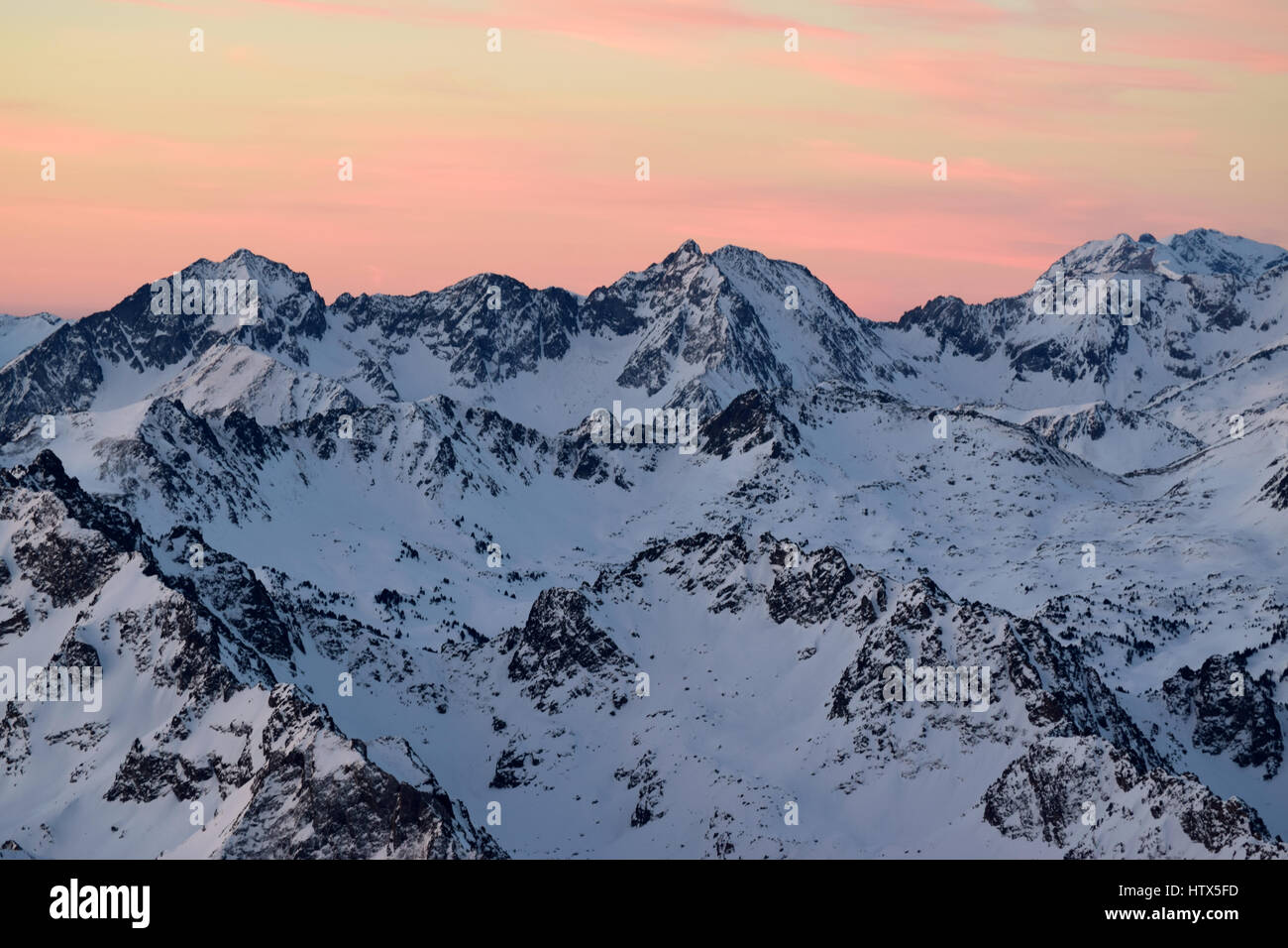 Inverno spettacolare tramonto dalla cima del Pic du Midi Pirenei francesi, al di sopra del Grand Tourmalet. Incredibile giallo e arancione cielo attraverso le montagne Foto Stock