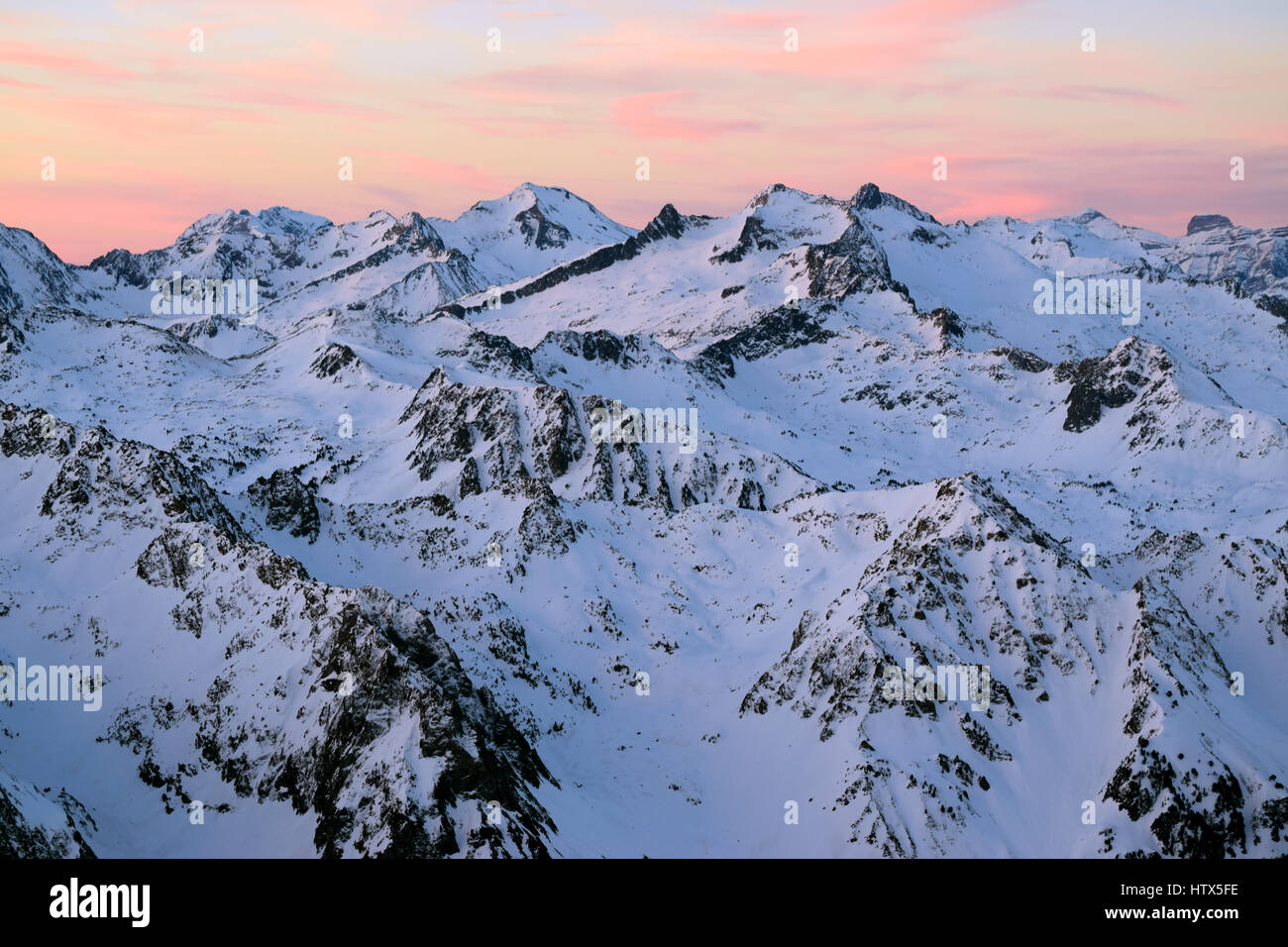 Inverno spettacolare tramonto dalla cima del Pic du Midi Pirenei francesi, al di sopra del Grand Tourmalet. Incredibile giallo e arancione cielo attraverso le montagne Foto Stock