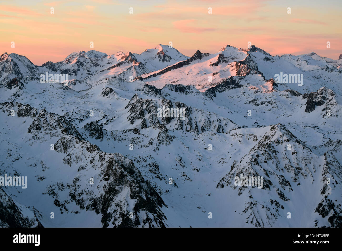 Inverno spettacolare tramonto dalla cima del Pic du Midi Pirenei francesi, al di sopra del Grand Tourmalet. Incredibile giallo e arancione cielo attraverso le montagne Foto Stock