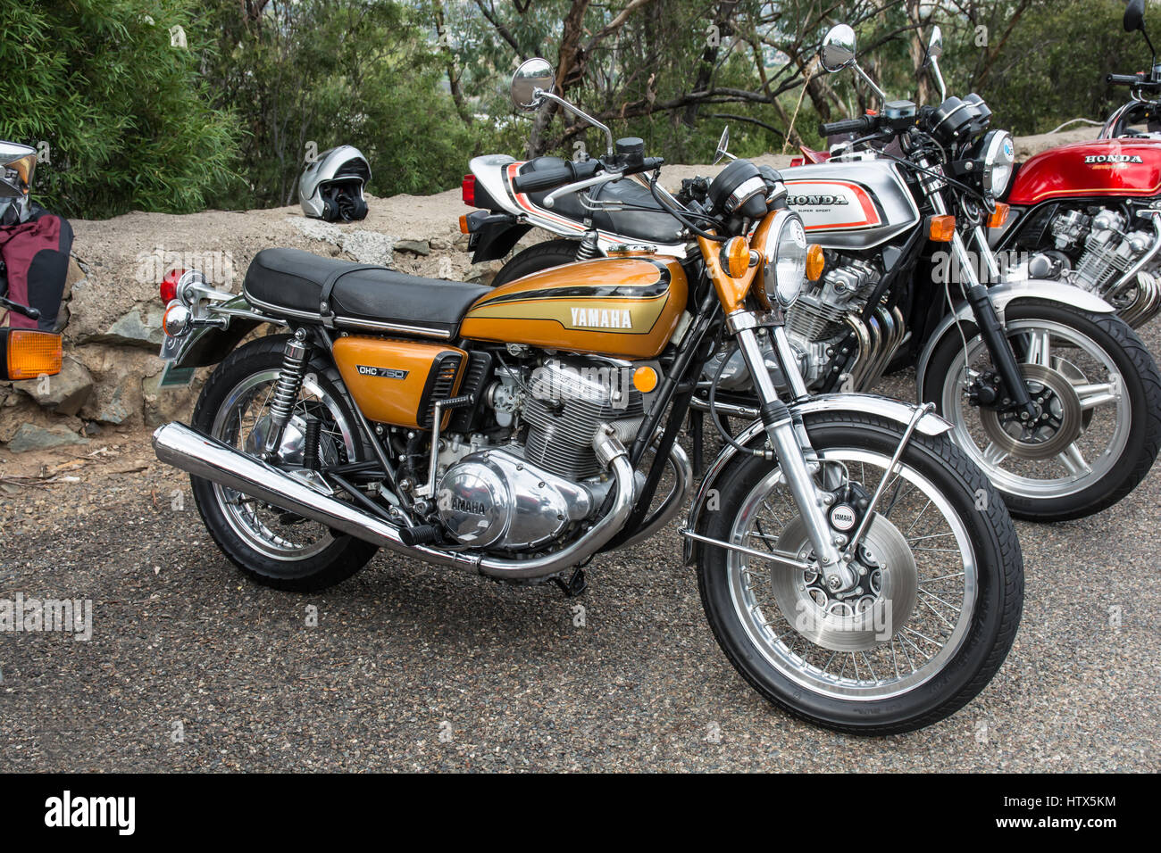 Un 1973 Yamaha OHC 750 motocicletta in corrispondenza di Vintage giapponese di Moto Club Rally nazionale a Tamworth Australia 2017. Foto Stock