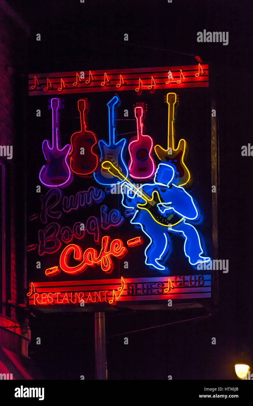 Beale Street è uno dei più visitati strade di Memphis, Tennessee. Famoso per essere il centro per la musica e i ricordi di leggende della musica e della storia. Foto Stock