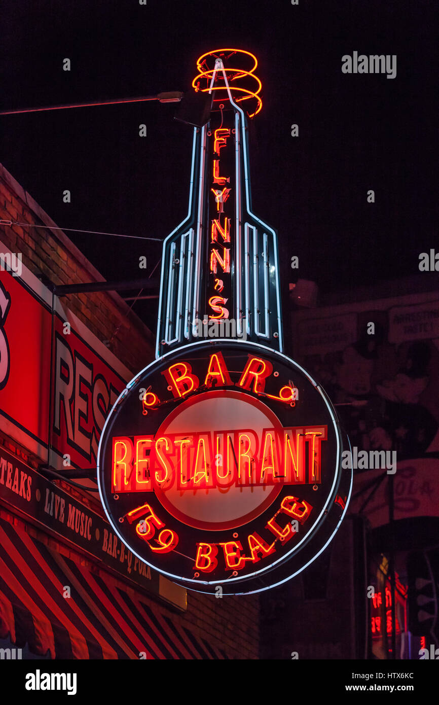 Beale Street è uno dei più visitati strade di Memphis, Tennessee. Famoso per essere il centro per la musica e i ricordi di leggende della musica e della storia. Foto Stock