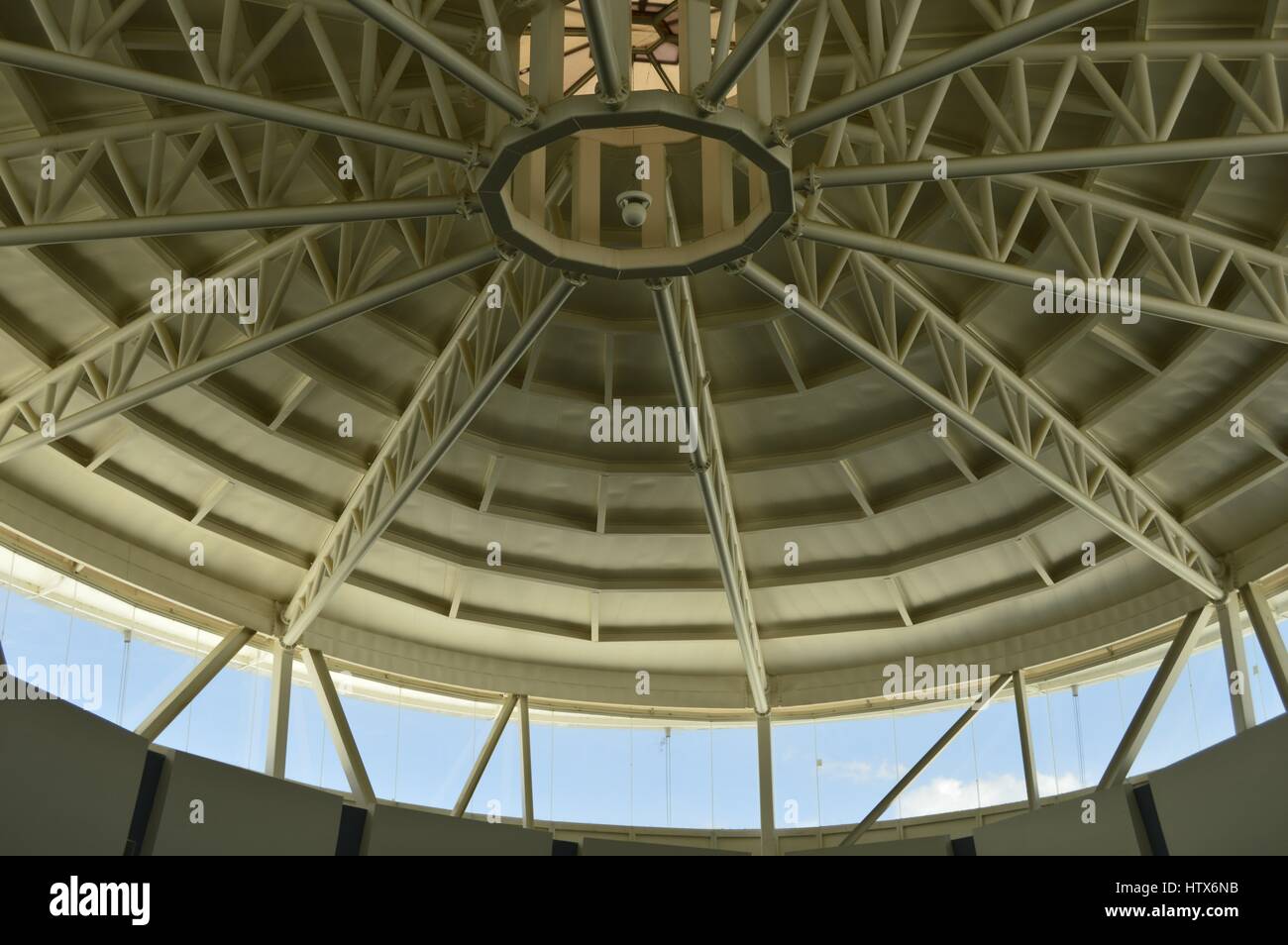 Metallico bianco struttura del tetto. Foto Stock