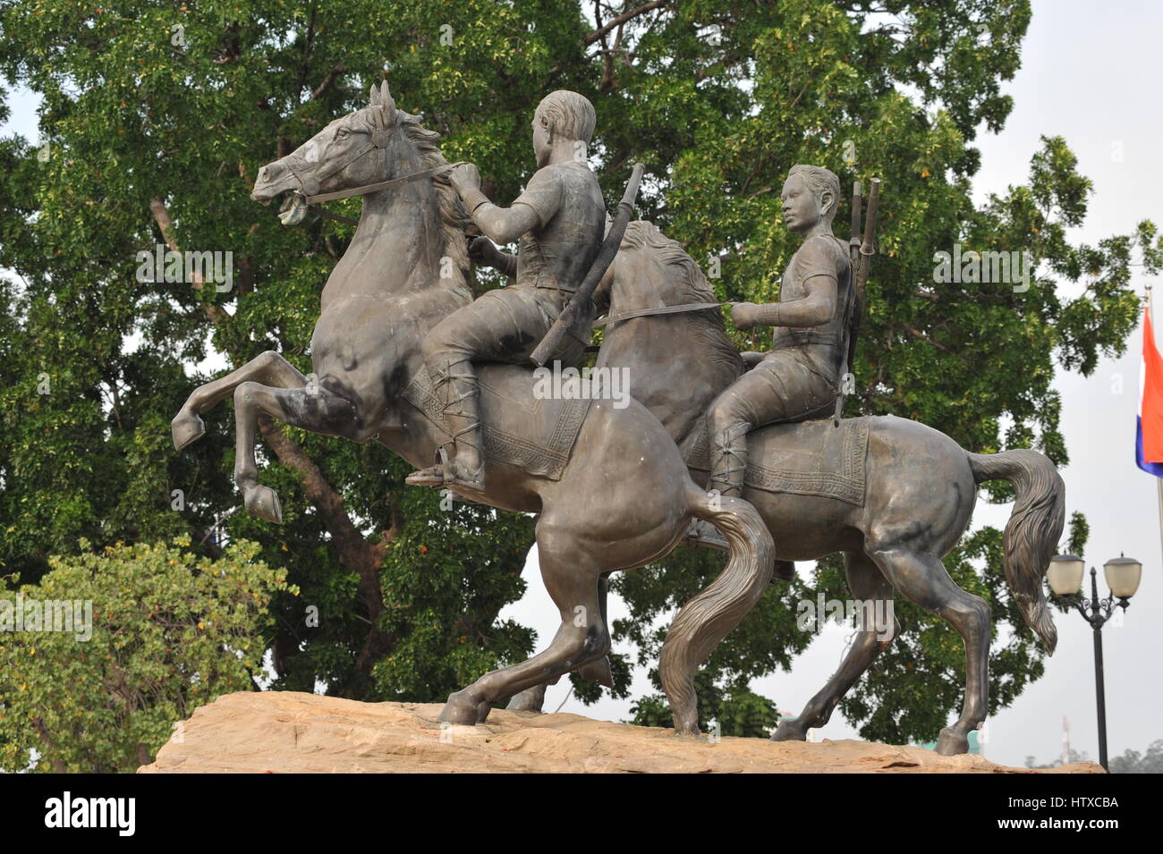 Statue equestri di Techo Meas & Techo Yort, xvii secolo i leader militari che ha guidato la lotta contro gli invasori Siamese, Phnom Penh Cambogia. Foto Stock