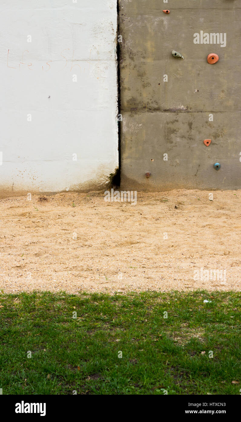 Un esterno di parete di arrampicata consente uno spazio per le persone a provare la loro mano allo sport in una cura di via libera Foto Stock