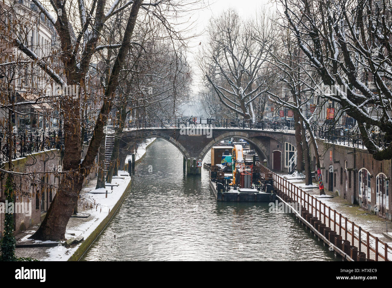Vista invernale del Oudegracht (vecchio canale) e l'Hamburgerbrug (Amburgo ponte) con opere di ricostruzione sul lato destro. Utrecht, Paesi Bassi Foto Stock