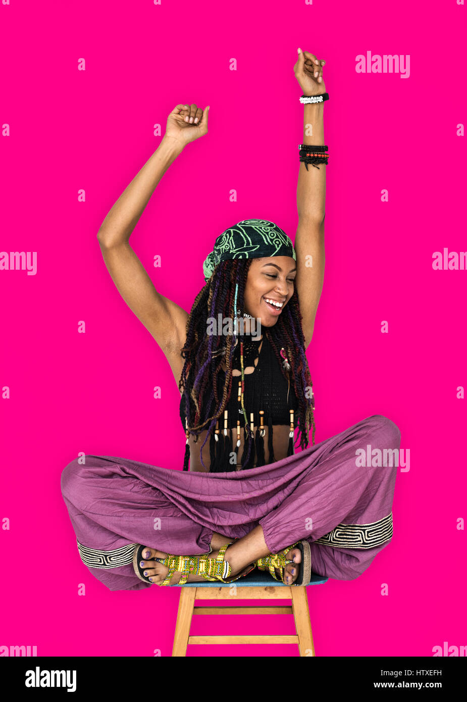 Donna africana sorridente felicità a braccia alzate estasiato Foto Stock