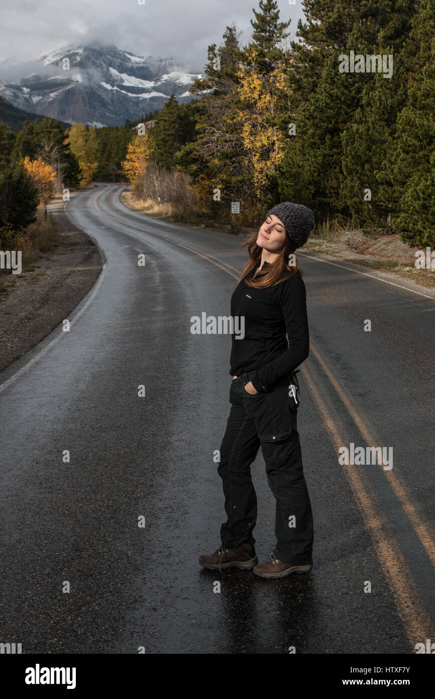 Una donna felice sorride all'aperto. Foto Stock