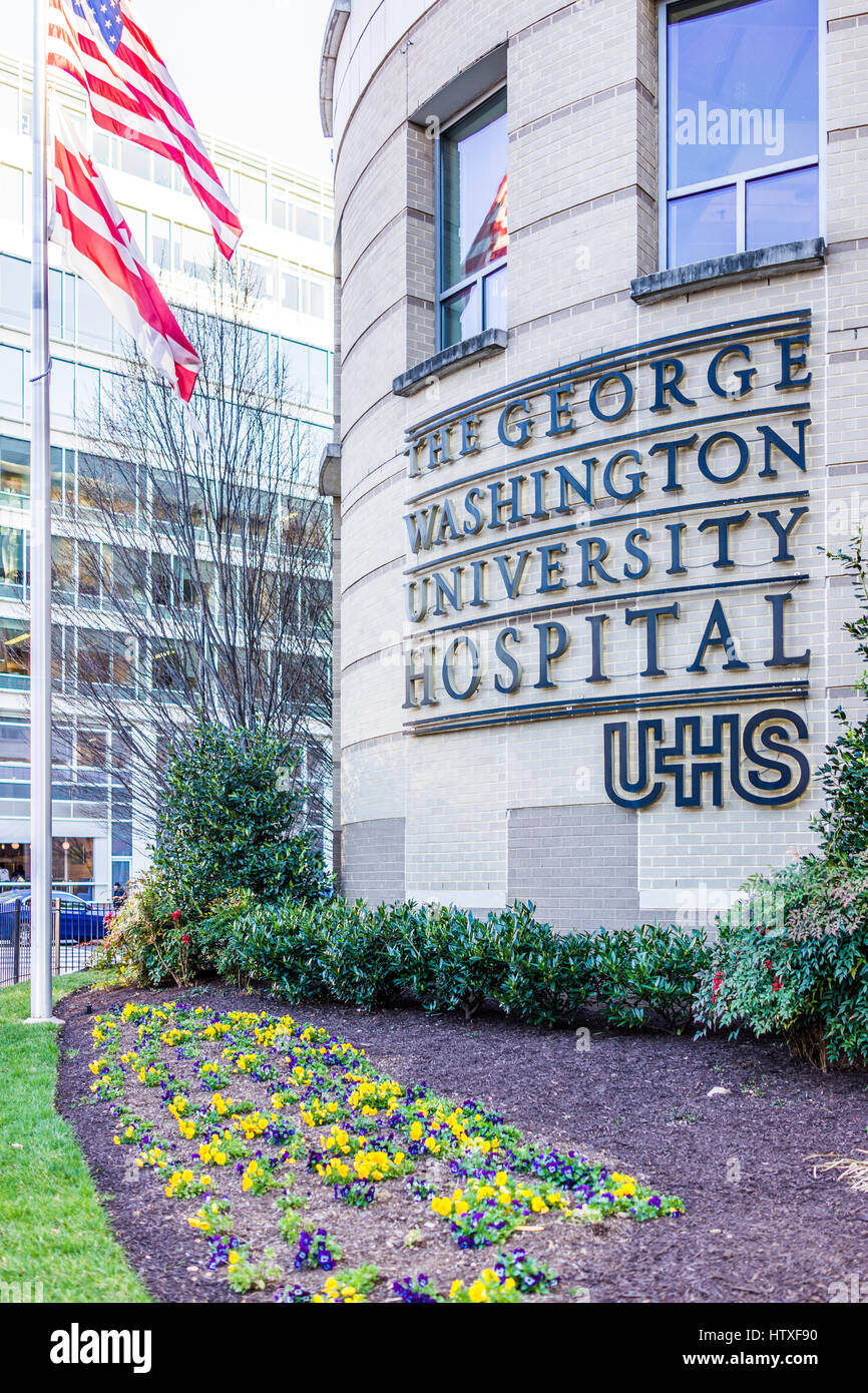 Washington DC, Stati Uniti d'America - 4 Marzo 2017: George Washington University Hospital segno con bandiera Foto Stock