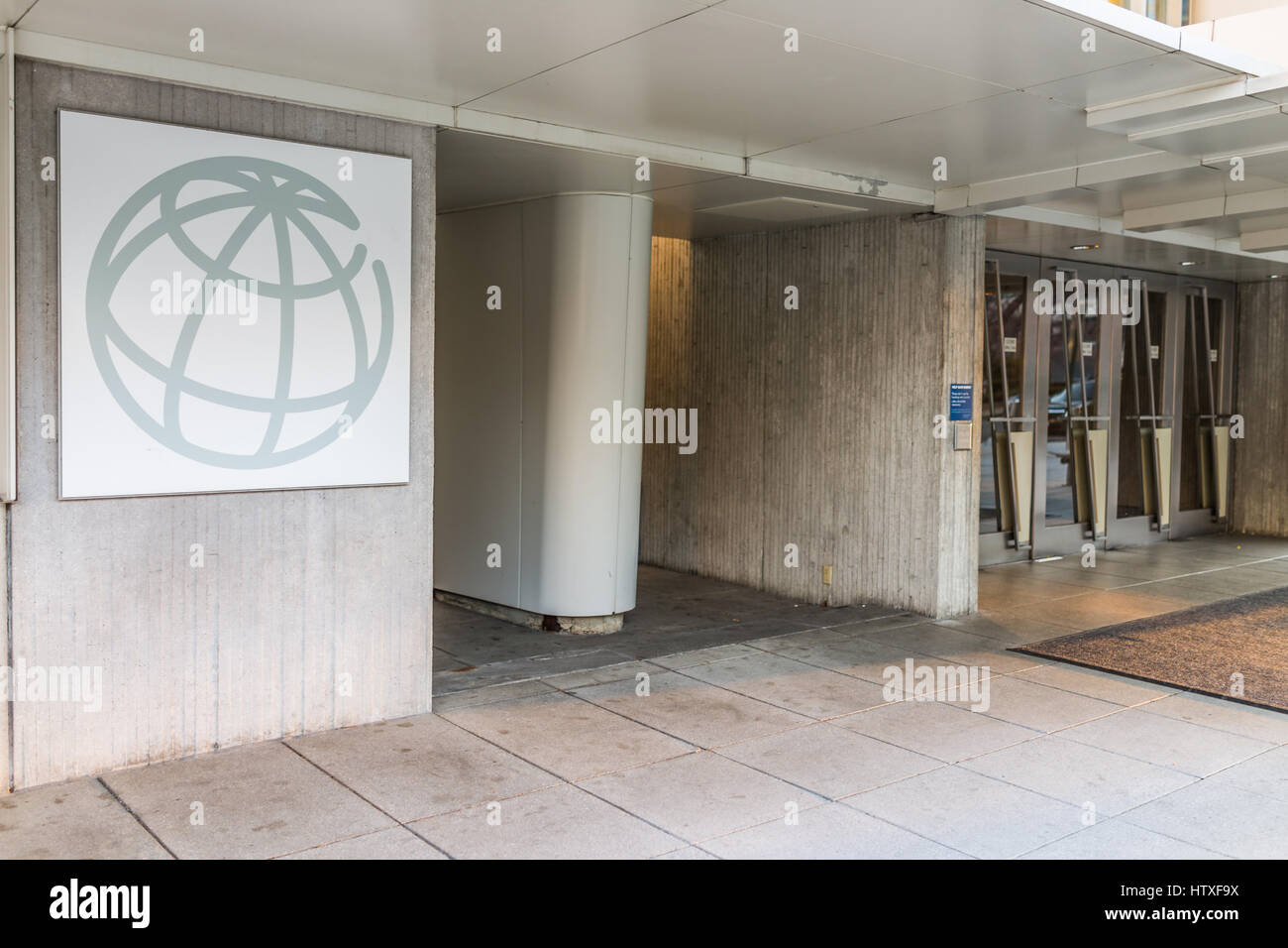Washington DC, Stati Uniti d'America - 4 Marzo 2017: Banca Mondiale il logo di gruppo con ingresso alla costruzione Foto Stock