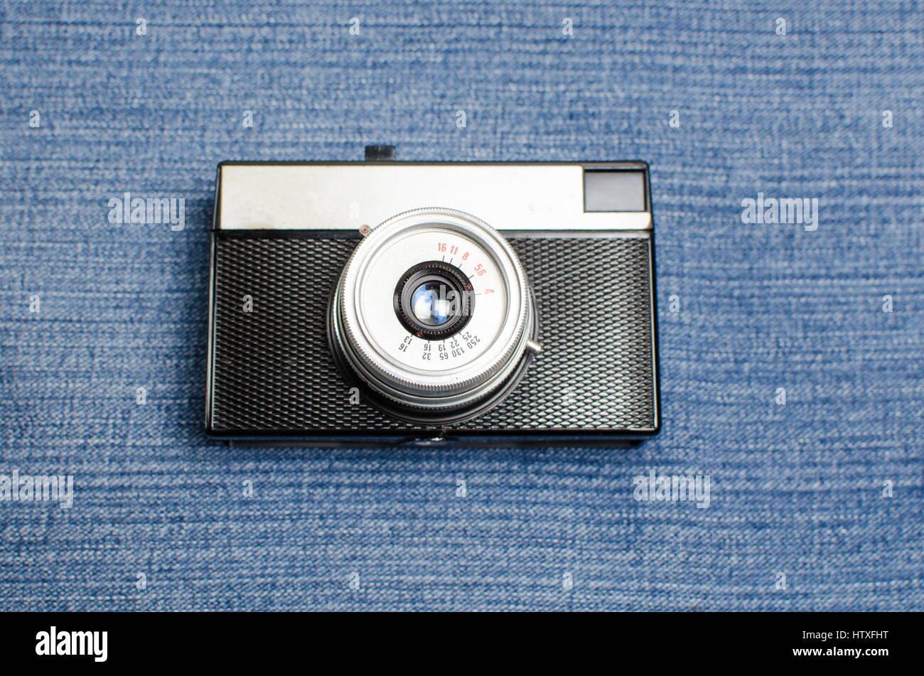 Film Vintage fotocamera su denim blu con sfondo Foto Stock