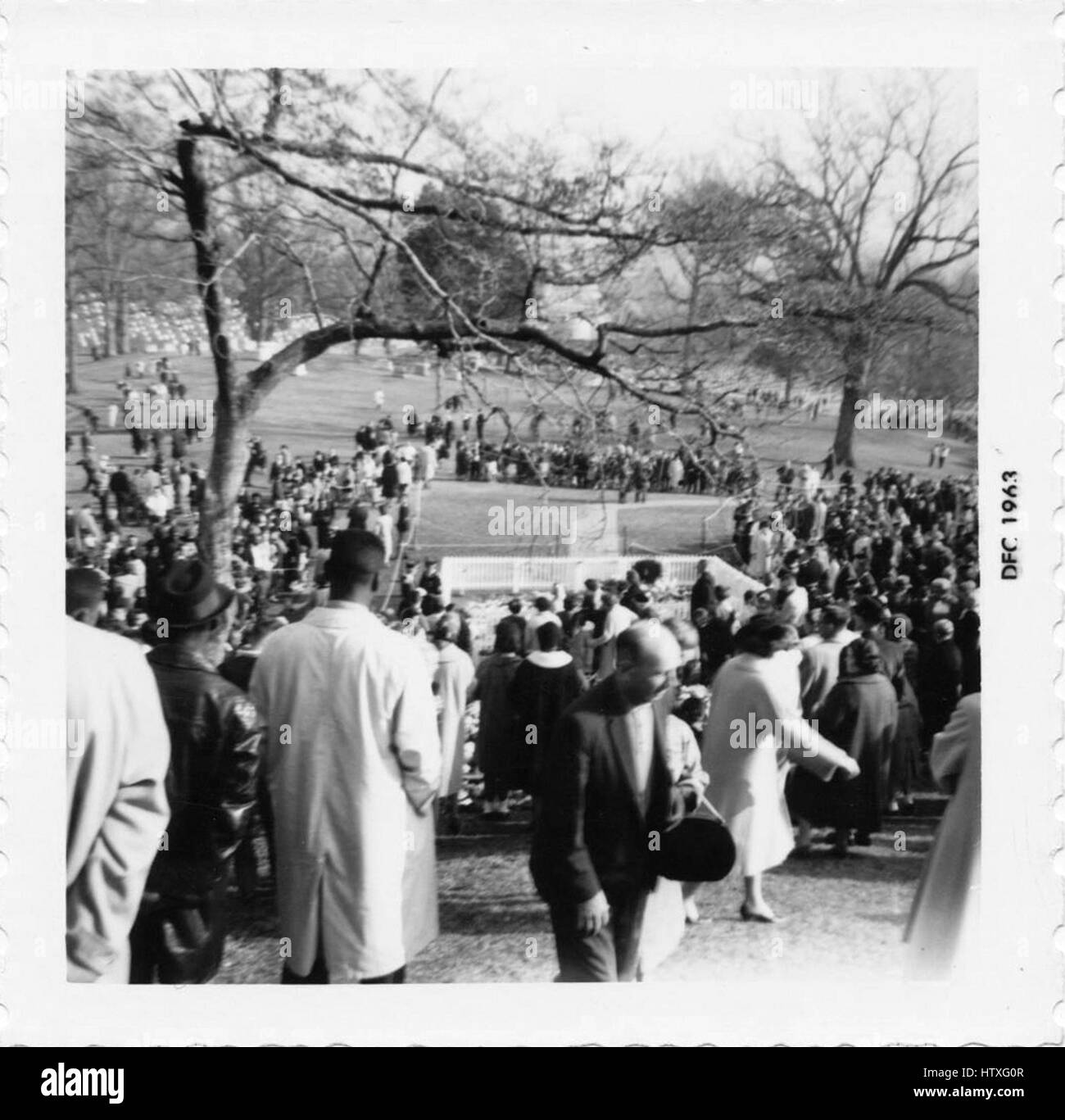 La gente si riunisce presso la tomba di assassinato il Presidente degli Stati Uniti John F Kennedy poco dopo la sua morte, presso il Cimitero Nazionale di Arlington, Arlington, Virginia, dicembre, 1963. Foto Stock