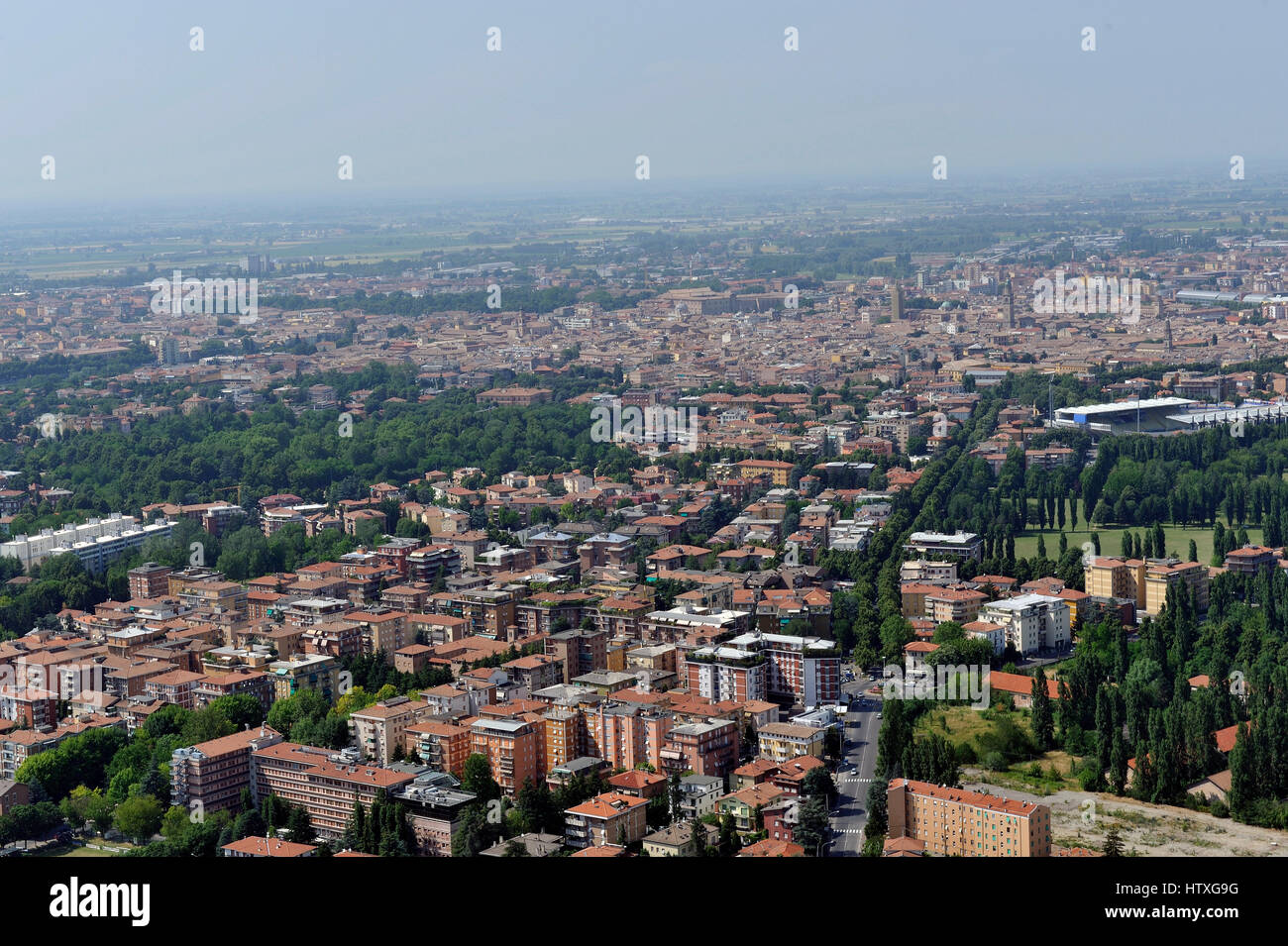 Vista aerea di Parma con Piazza del Duomo, la cattedrale e il Battistero; Pilotta, Taro, Tardini - Regione Emilia Romagna, Italia Foto Stock