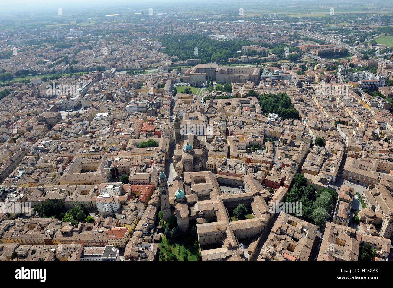 Vista aerea di Parma con Piazza del Duomo, la cattedrale e il Battistero; Pilotta, Taro, Tardini - Regione Emilia Romagna, Italia Foto Stock