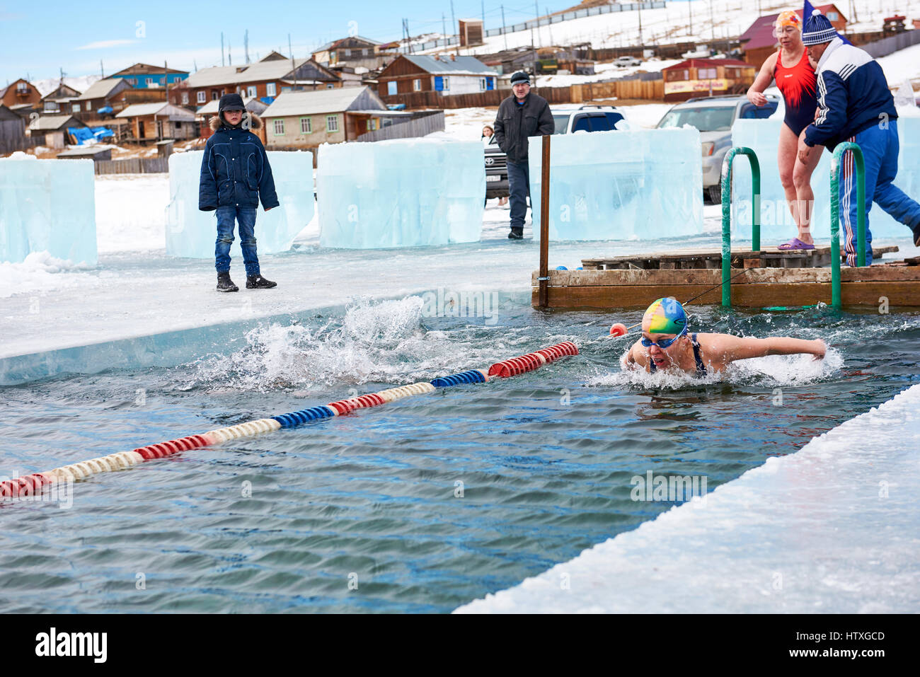 SAHYURTA ,Regione di Irkutsk, Russia - marzo 11.2017: Coppa di Baikal. Piscina invernale. Butterfly. Due donne di competere per la velocità Foto Stock