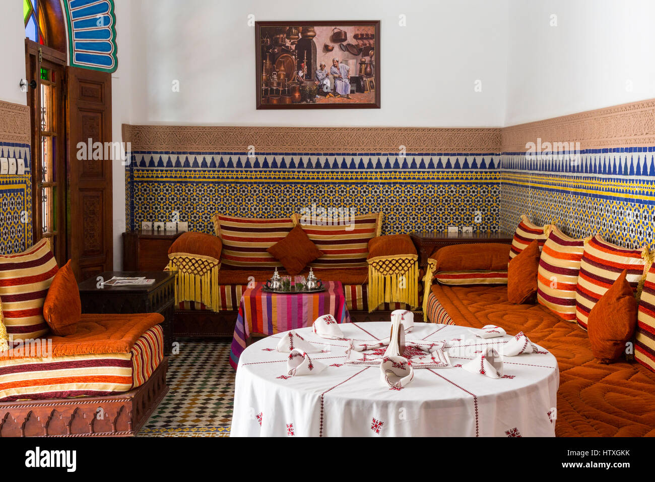 Fes, Marocco. Alcova di una casa di accoglienza per gli ospiti per il tè. Foto Stock