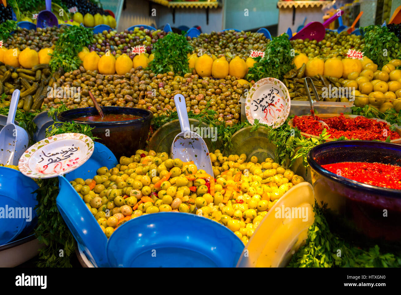 Fes, Marocco. Fornitore di oliva dello stand nella città vecchia. Foto Stock