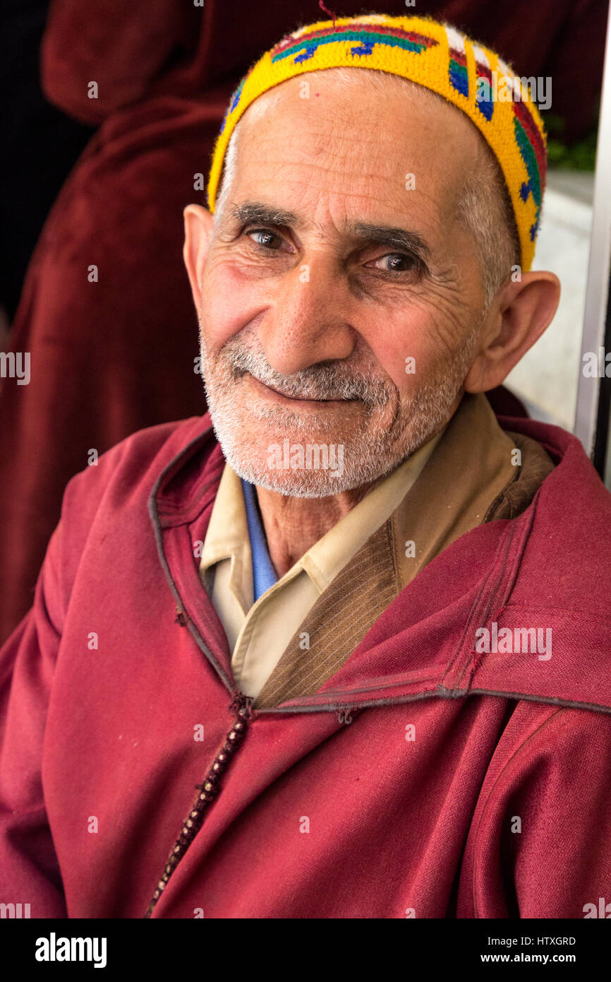 Fes, Marocco. Il vecchio uomo in Hat e Djellaba, Fes El-Bali. Foto Stock