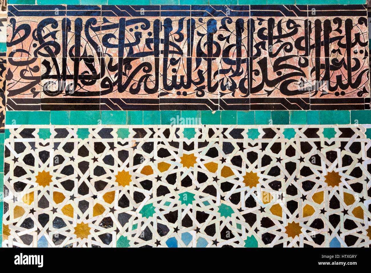Fes, Marocco. Medersa Bou Inania, calligrafia e piastrelle a mosaico di lavoro. Foto Stock