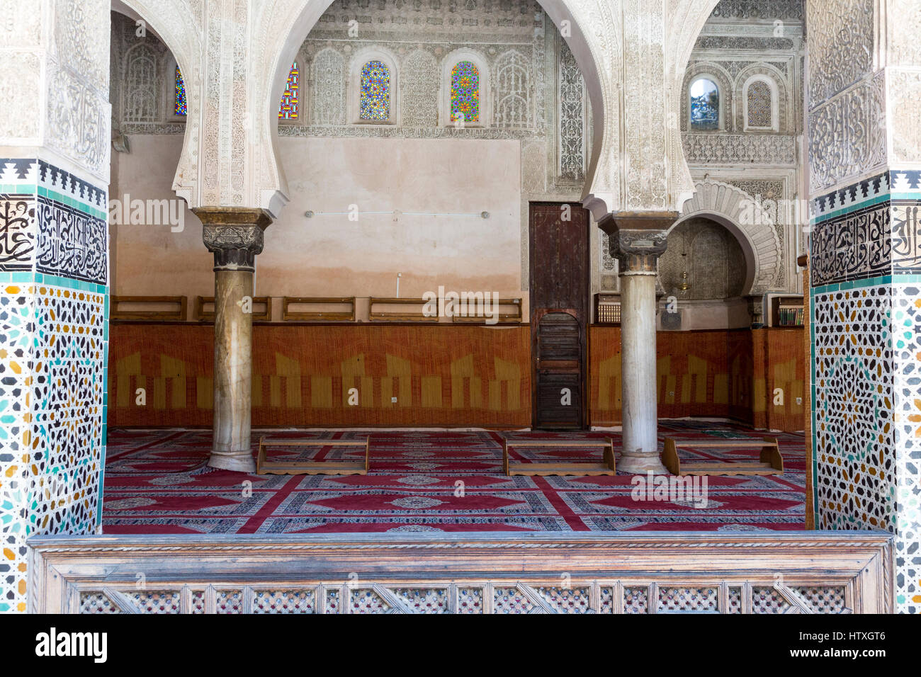 Fes, Marocco. Sala da preghiera della Medersa Bou Inania, nella Medina. Foto Stock