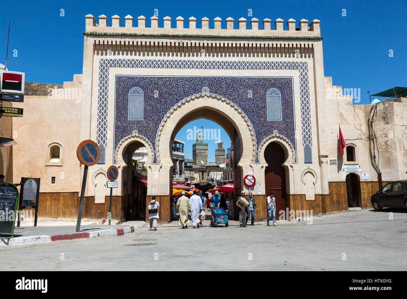 Fes, Marocco. Bab Boujeloud, ingresso a Fes El-Bali, la vecchia città. Il minareto della Bou Inania medersa è in background. Foto Stock