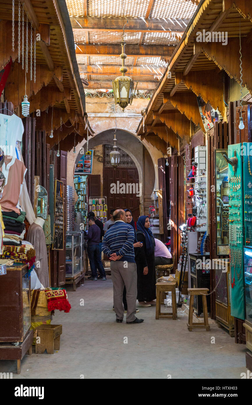 Fes, Marocco. Scena di strada nella Medina di Fes El-Bali. Foto Stock