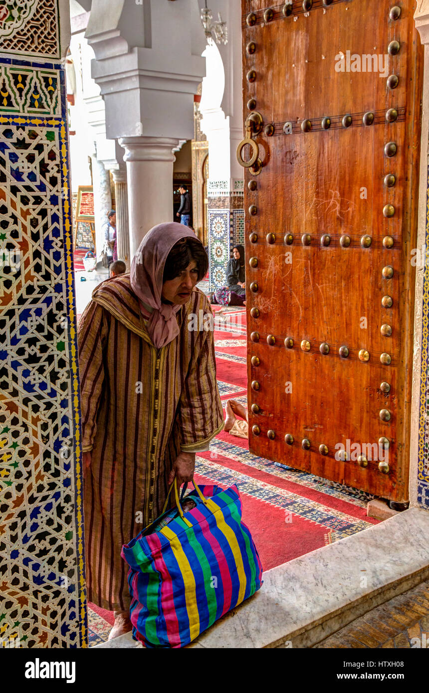 La donna esce la moschea di Kairaouine, Fes, Marocco. Foto Stock