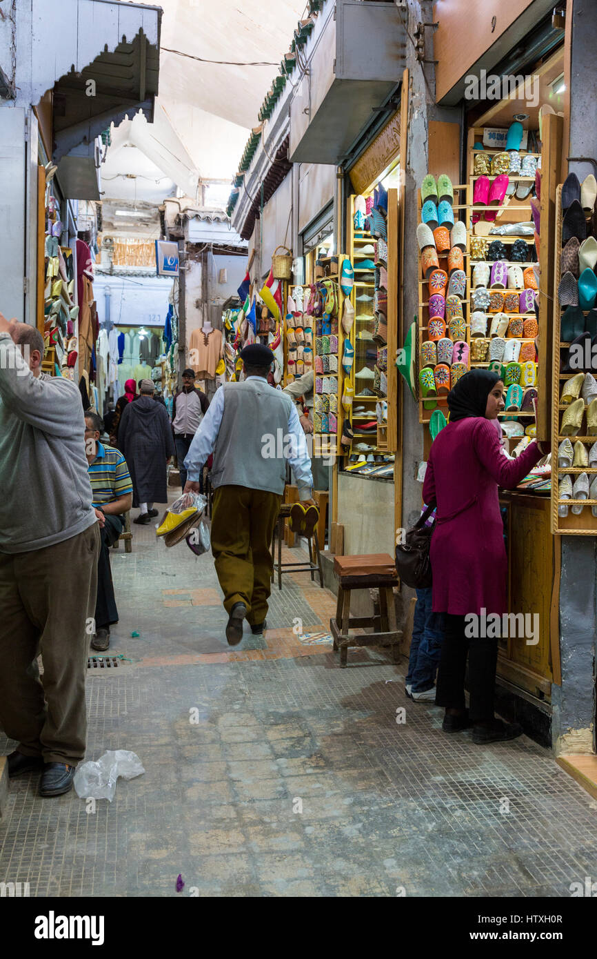 Fes, Marocco. Negozio di vendita di sandali e pantofole nella città vecchia. Foto Stock