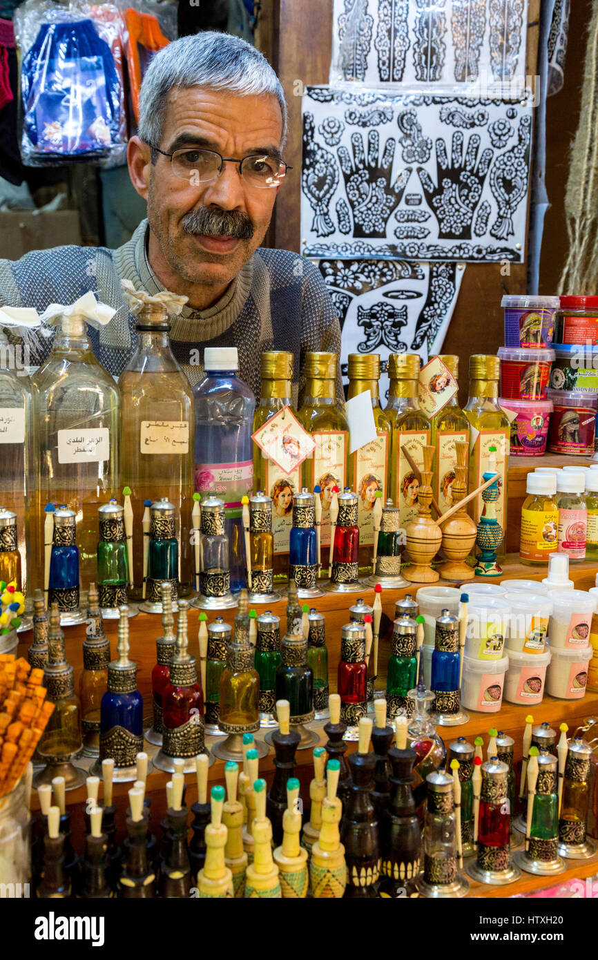 Fes, Marocco. Fornitore di olio di Argan, saponi e prodotti per la cura del corpo, il negozio nella Henna Souk, Fes El-Bali. Foto Stock