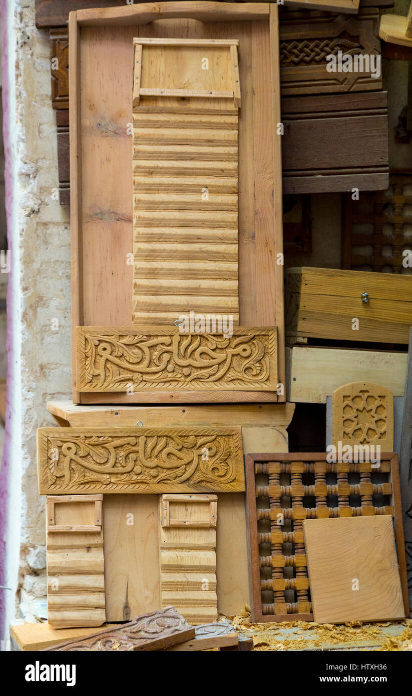 Fes, Marocco. La calligrafia Araba scolpita in legno. "Benvenuto". Foto Stock