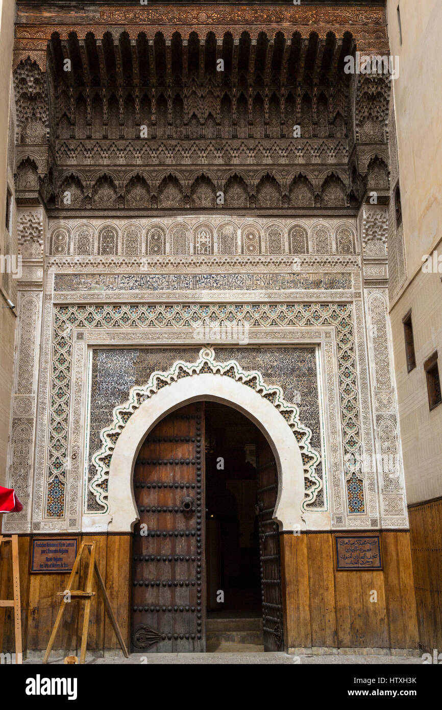 Fes, Marocco. Ingresso al Nejjarine Fondouk. nella Medina, alloggiamento del Musee du Bois. Foto Stock
