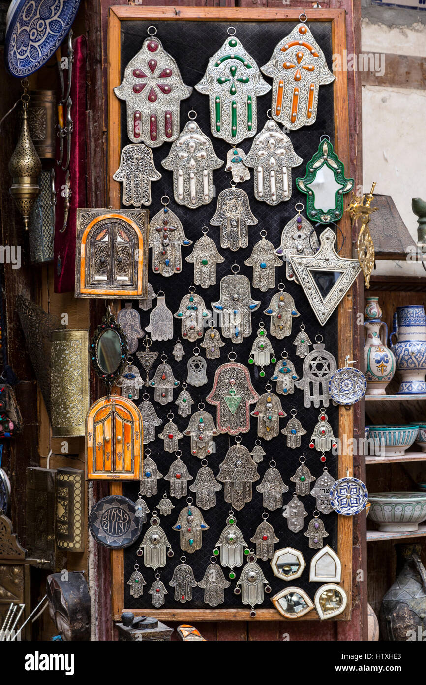Fes, Marocco. Mano di Fatima per la vendita. Un talismano di protezione personale per i gioielli o la decorazione della casa. Foto Stock