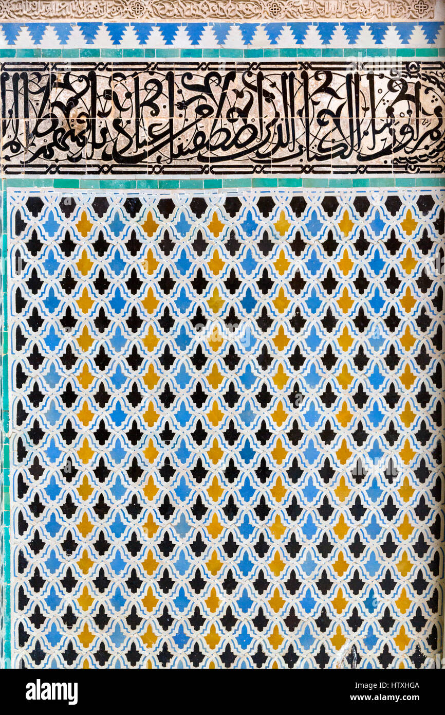Fes, Marocco. Medersa Attarine, 14th. Secolo. Piastrelle decorative lavoro nel Darj w Ktaf Motif, sotto la calligrafia Araba su piastrelle. Foto Stock