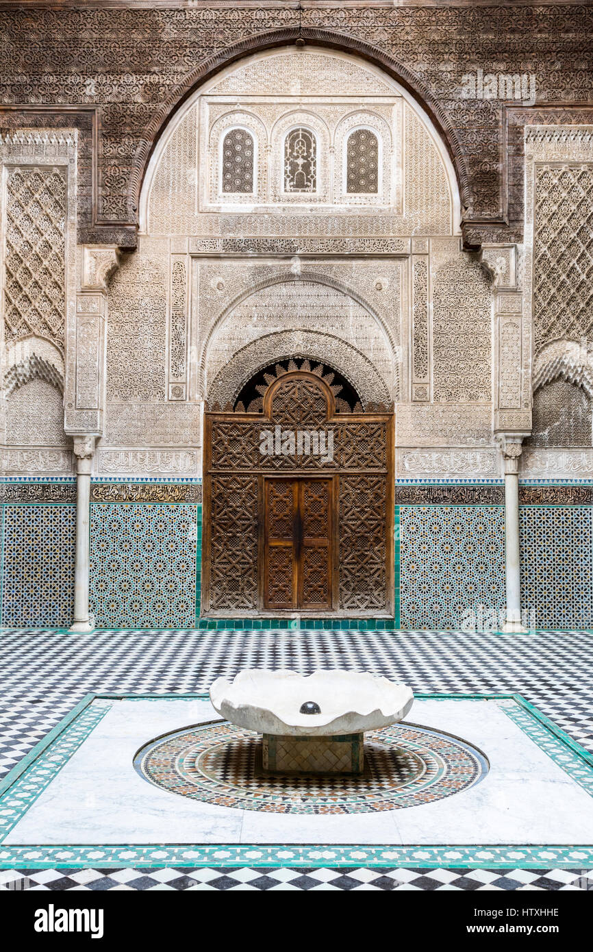 Fes, Marocco. Medersa Attarine, 14th. Secolo, cortile interno, Fes El-Bali. Foto Stock