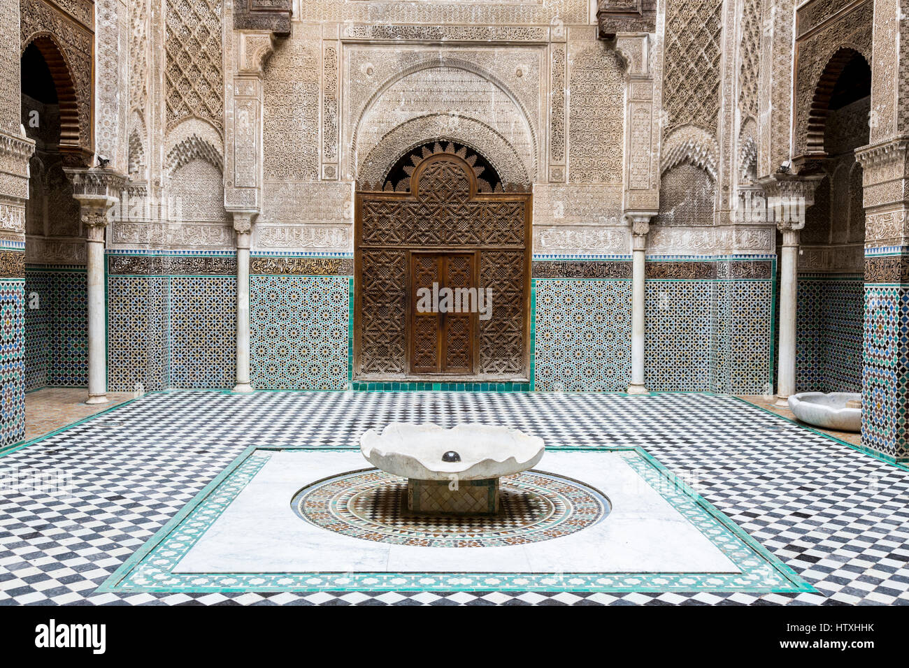 Fes, Marocco. Medersa Attarine, 14th. Secolo, cortile interno, Fes El-Bali. Foto Stock