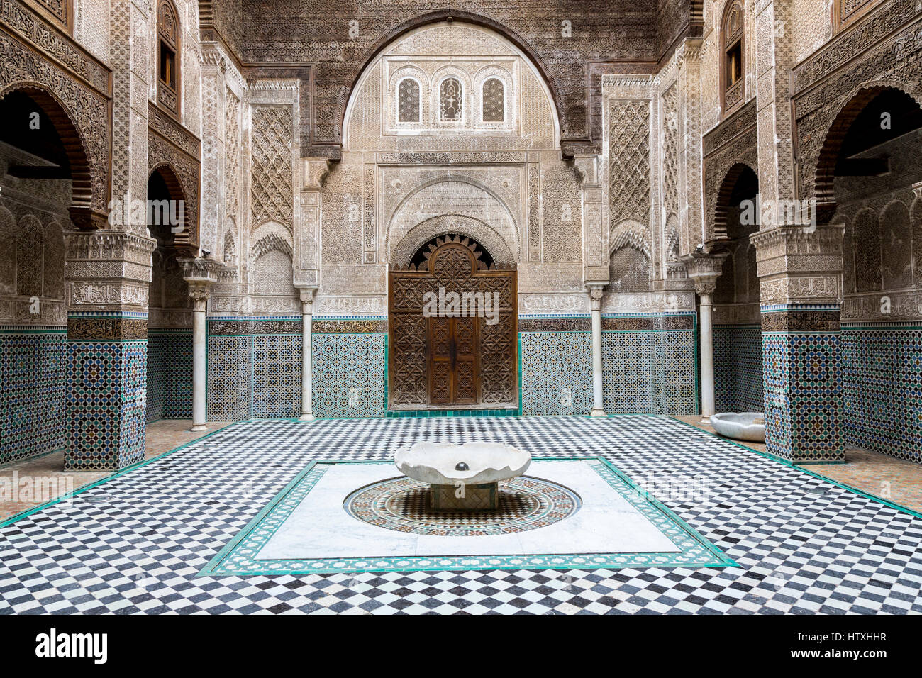 Fes, Marocco. Medersa Attarine, 14th. Secolo, cortile interno, Fes El-Bali. Foto Stock