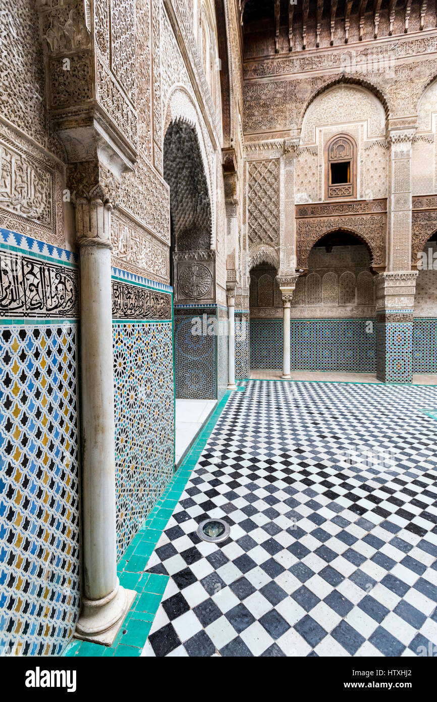 Fes, Marocco. Medersa Attarine, 14th. Secolo, cortile interno, Fes El-Bali. Foto Stock