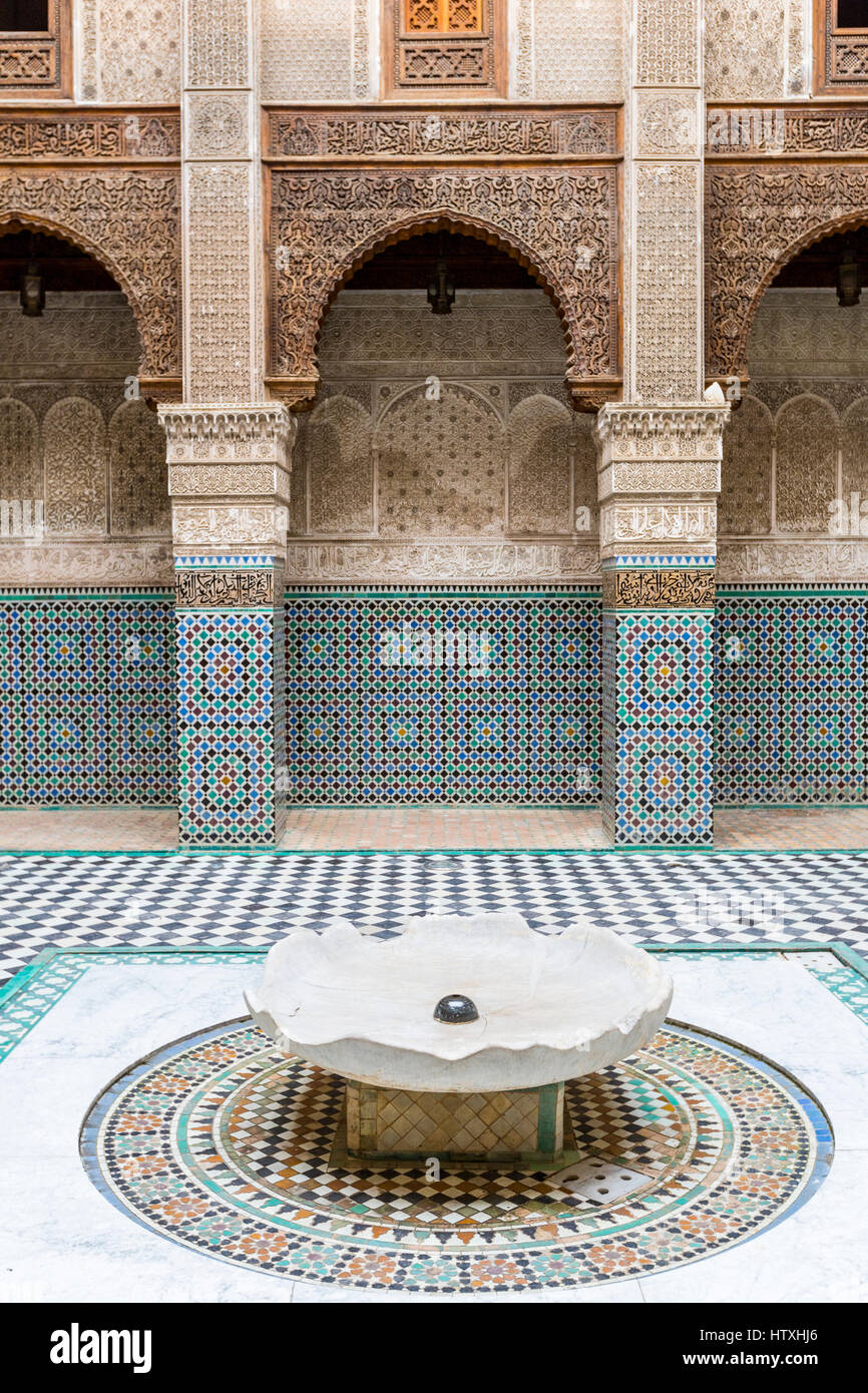 Fes, Marocco. Medersa Attarine, 14th. Secolo, cortile interno, Fes El-Bali. Foto Stock
