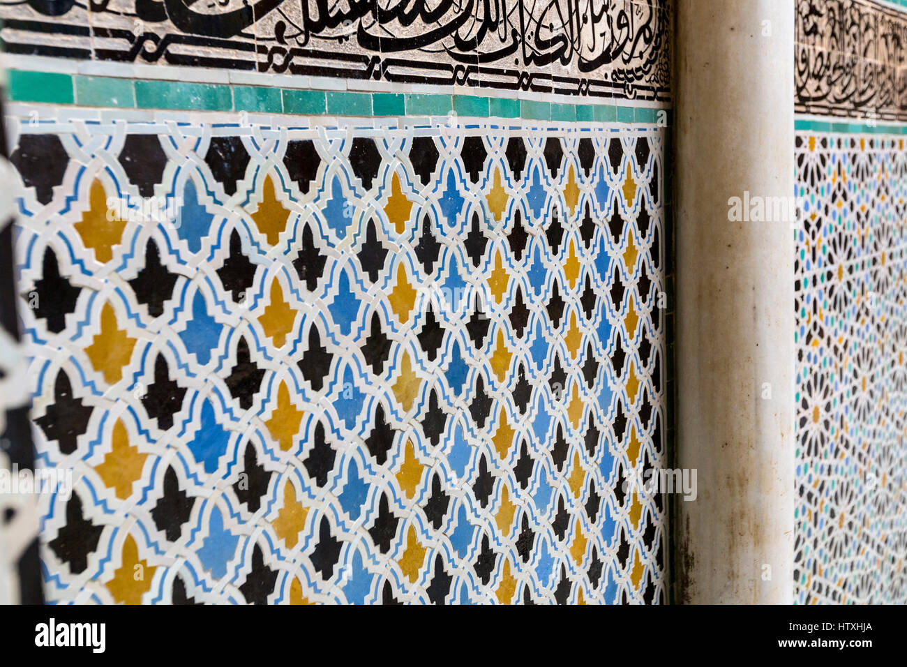 Fes, Marocco. Medersa Attarine, 14th. Secolo. Piastrelle decorative su parete. Foto Stock